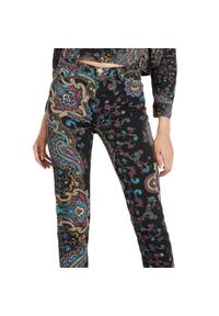 Wrangler - WRANGLER RETRO SLIM DAMSKIE SPODNIE JEANSOWE PAISLEY W239UV28N. Wzór: paisley. Styl: retro