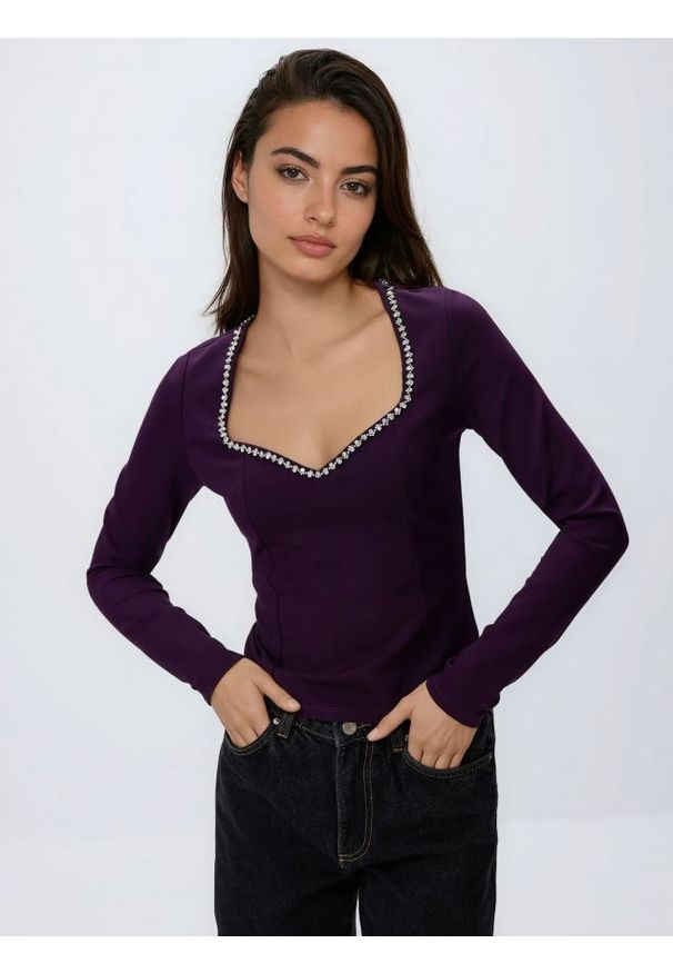 Reserved - Bluzka z błyszczącą aplikacją - ciemnofioletowy. Kolor: fioletowy. Materiał: dzianina, wiskoza. Wzór: aplikacja