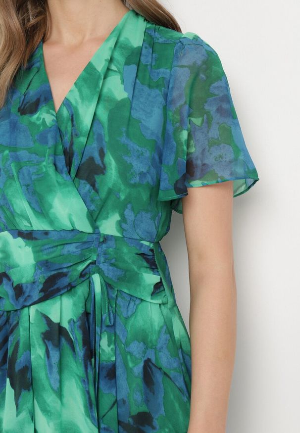 Born2be - Zielono-Niebieska Rozkloszowana Sukienka z Kopertowym Dekoltem i Gumką w Talii Pannestra. Okazja: na co dzień. Typ kołnierza: dekolt kopertowy. Kolor: zielony. Materiał: jeans. Długość rękawa: krótki rękaw. Typ sukienki: kopertowe. Styl: casual, elegancki, wizytowy