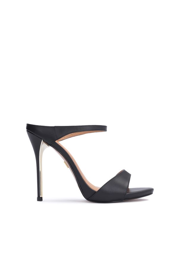 Kazar - Czarne skórzane klapki na wysokim obcasie ze złotą wstawką. Kolor: czarny. Materiał: skóra. Wzór: aplikacja. Obcas: na obcasie. Styl: elegancki, klasyczny. Wysokość obcasa: wysoki