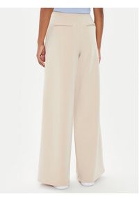 Guess Spodnie dresowe V4YB07 KCAY2 Beżowy Relaxed Fit. Kolor: beżowy. Materiał: syntetyk, dresówka #3