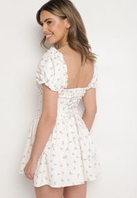 Born2be - Biała Sukienka Vices z Bufkami Falbankami i Wiązaniem w Kwiaty Tolalira. Okazja: na co dzień. Typ kołnierza: kołnierz z falbankami. Kolor: biały. Materiał: skóra. Wzór: kwiaty. Styl: elegancki, casual, klasyczny #3
