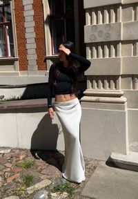 Renee - Jasnobeżowa Satynowa Spódnica Maxi High Waist Formia. Stan: podwyższony. Kolor: beżowy. Materiał: satyna