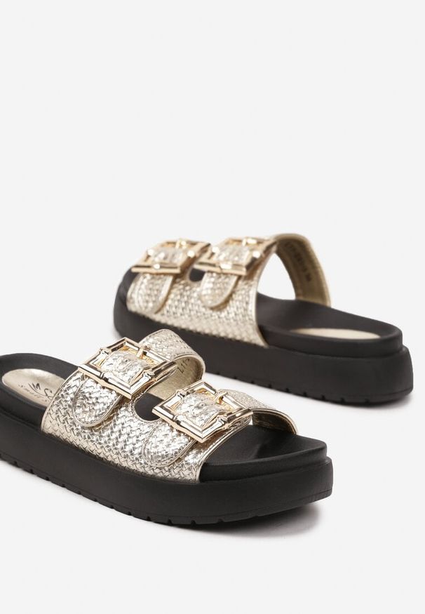 Born2be - Złote Klapki na Grubej Podeszwie z Kwadratowymi Klamrami Valiora. Kolor: złoty. Materiał: jeans. Wzór: aplikacja. Obcas: na obcasie. Styl: wakacyjny, elegancki. Wysokość obcasa: średni
