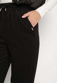 Born2be - Czarne Spodnie z Wysokim Stanem Ozdobione Sznurkami Akleria. Okazja: na spacer. Stan: podwyższony. Kolor: czarny. Materiał: jeans. Wzór: aplikacja #7