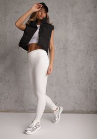 Renee - Białe Legginsy Basic z Modelującą Wstawką w Pasie Liacan. Okazja: na co dzień. Kolor: biały. Długość: krótkie. Styl: casual #1