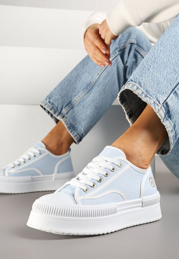 Renee - Niebieskie Trampki na Platformie z Metaliczną Ozdobą Afleeria. Okazja: na spacer. Kolor: niebieski. Materiał: jeans. Wzór: aplikacja. Sezon: wiosna. Obcas: na platformie