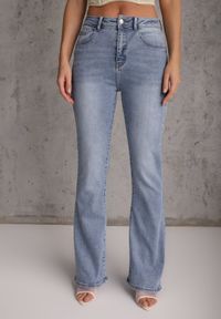 Renee - Niebieskie Casualowe Jeansy Flare Regular Waist z Bawełną Joshea. Okazja: na co dzień. Kolekcja: plus size. Kolor: niebieski. Długość: krótkie. Styl: casual #2