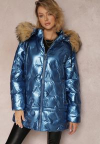 Renee - Niebieska Kurtka Metaliczna z Futrzanym Kapturem Kajol. Okazja: na co dzień, na spacer. Kolor: niebieski. Materiał: futro. Sezon: zima, jesień. Styl: elegancki, casual #3