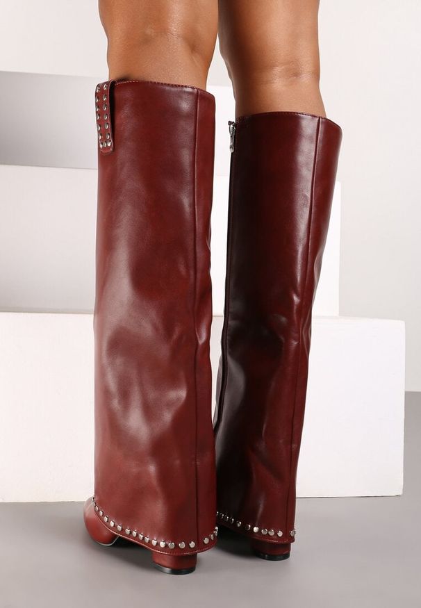 Born2be - Bordowe Kozaki na Obcasie z Wywiniętą Cholewką i Nitami Verionna. Okazja: na co dzień. Kolor: czerwony. Szerokość cholewki: normalna. Obcas: na obcasie. Styl: wizytowy, casual, elegancki, street. Wysokość obcasa: średni