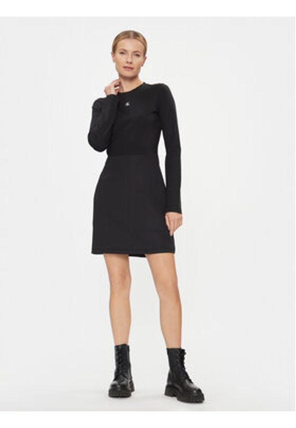 Calvin Klein Jeans Sukienka codzienna Milano Spacer Mix Outfit Dress J20J222528 Czarny Regular Fit. Okazja: na co dzień, na spacer. Kolor: czarny. Materiał: syntetyk, wiskoza. Typ sukienki: proste. Styl: casual