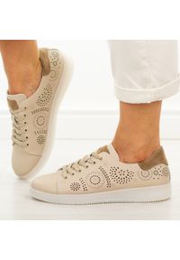 Beżowe skórzane ażurowe półbuty damskie Filippo Dp7681/26. Okazja: na co dzień. Nosek buta: okrągły. Zapięcie: sznurówki. Kolor: beżowy. Szerokość cholewki: normalna. Wzór: ażurowy. Materiał: skóra. Sezon: wiosna, lato, jesień. Obcas: na koturnie. Styl: casual, klasyczny #1