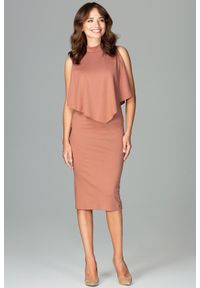 Lenitif - Dopasowana sukienka midi z doszytą pelerynką brązowa. Kolor: brązowy. Typ sukienki: ołówkowe, dopasowane. Styl: elegancki. Długość: midi #3