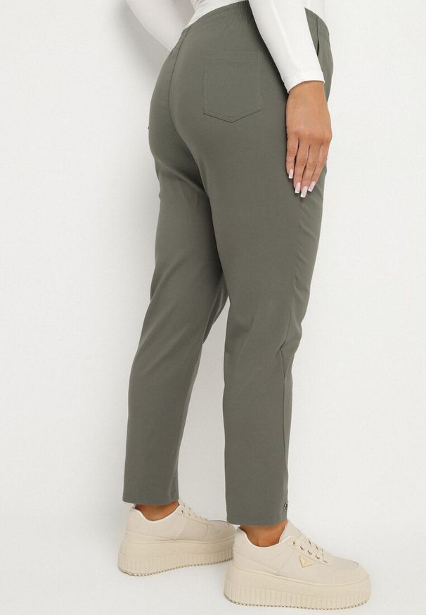 Born2be - Ciemnozielone Spodnie z Wiskozą z Gumką w Talii i Aplikacjami przy Nogawkach Stellorie. Okazja: na co dzień. Kolekcja: plus size. Kolor: zielony. Materiał: wiskoza. Wzór: aplikacja. Styl: casual, elegancki