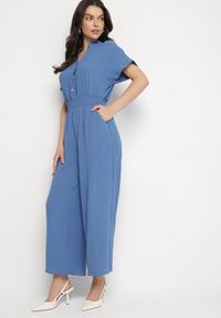 Born2be - Granatowy Kombinezon z Wiskozy z Gumką w Talii i Dekoltem w Serek z Guzikami Nisella. Okazja: na co dzień. Kolor: niebieski. Materiał: wiskoza. Długość rękawa: krótki rękaw. Długość: krótkie. Styl: elegancki, casual #1