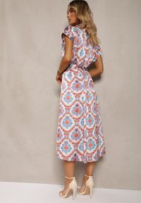 Renee - Niebiesko-Różowa Rozkloszowana Sukienka Boho z Wiskozą o Koszulowym Kroju Ozdobiona Paskiem Josofia. Kolor: niebieski. Materiał: wiskoza. Wzór: aplikacja. Sezon: lato. Typ sukienki: koszulowe. Styl: boho