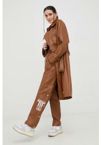 adidas Originals płaszcz damski kolor brązowy przejściowy. Kolor: brązowy. Materiał: materiał. Długość rękawa: raglanowy rękaw. Styl: klasyczny #2