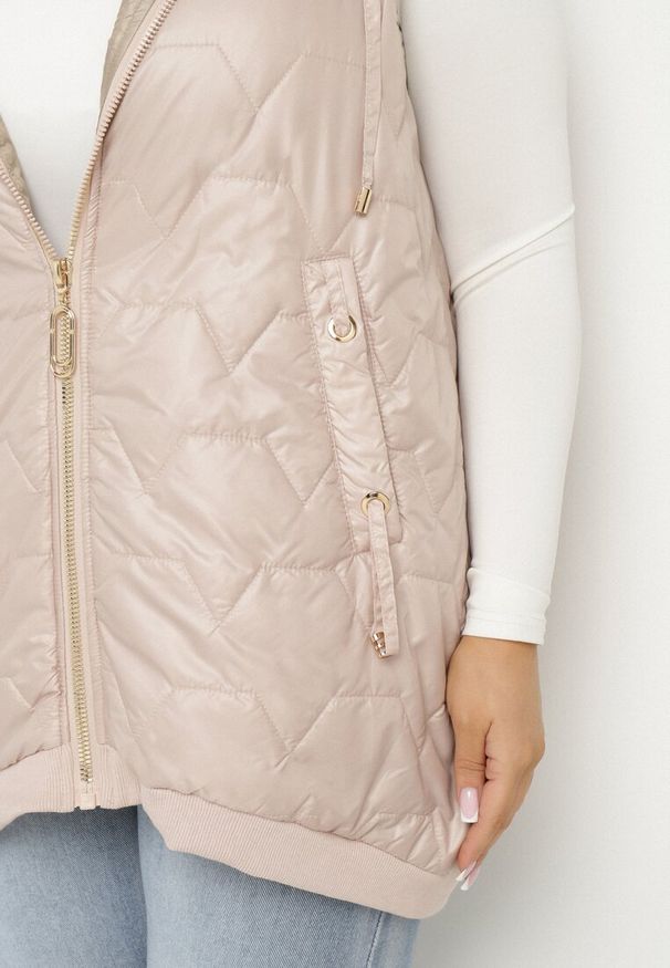 Born2be - Jasnobeżowa Kamizelka Pikowana z Kapturem i Ściągaczami Kolavira. Okazja: na co dzień. Typ kołnierza: kaptur. Kolekcja: plus size. Kolor: beżowy. Materiał: jeans. Styl: casual, elegancki, klasyczny