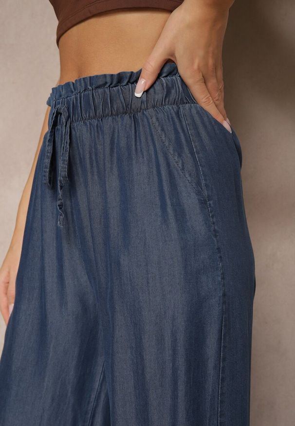 Renee - Granatowe Spodnie z Bawełny High Waist z Gumką i Wiązaniem w Talii Lisadriela. Okazja: na co dzień. Stan: podwyższony. Kolor: niebieski. Materiał: bawełna. Sezon: lato, wiosna. Styl: elegancki, casual