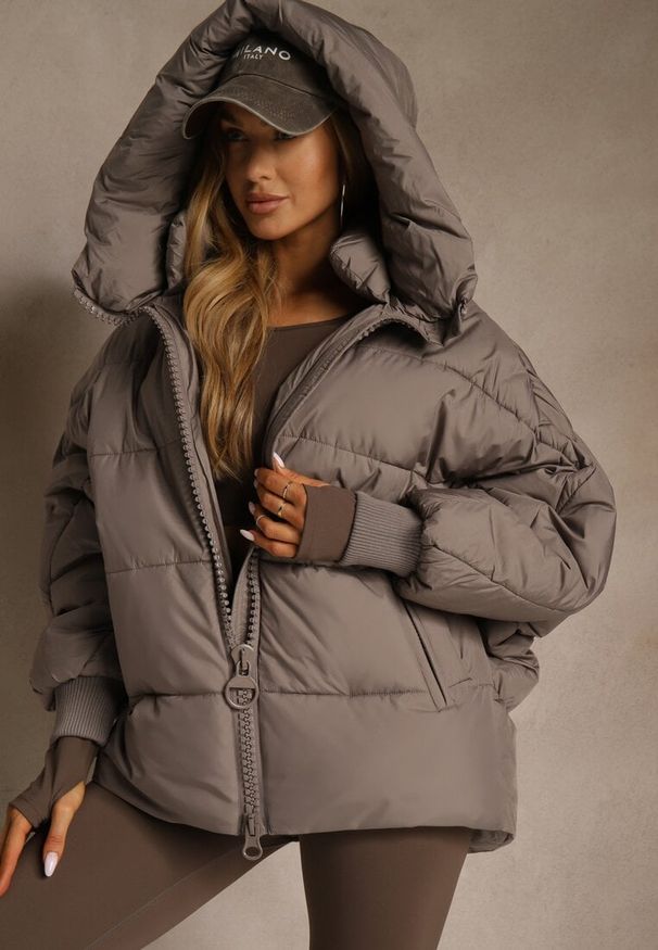 Renee - Ciemnobeżowa Oversizowa Kurtka Puffer z Kaputrem Mevenassa. Kolor: beżowy. Materiał: poliester, zamsz, dzianina. Sezon: zima. Styl: elegancki