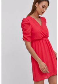 Answear Lab - Sukienka. Kolor: czerwony. Materiał: tkanina. Długość rękawa: krótki rękaw. Wzór: gładki. Typ sukienki: rozkloszowane. Styl: wakacyjny #5