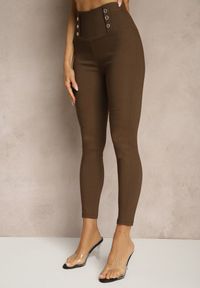 Renee - Brązowe Legginsy High Waist z Ozdobnymi Guzikami Kolowenia. Okazja: na co dzień. Stan: podwyższony. Kolor: brązowy. Styl: casual, elegancki #5