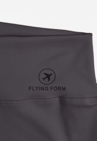 Born2be - Ciemnoszare Szorty Sportowe o Fasonie Kolarek Dill. Okazja: na co dzień. Kolor: szary. Wzór: gładki. Styl: sportowy #4