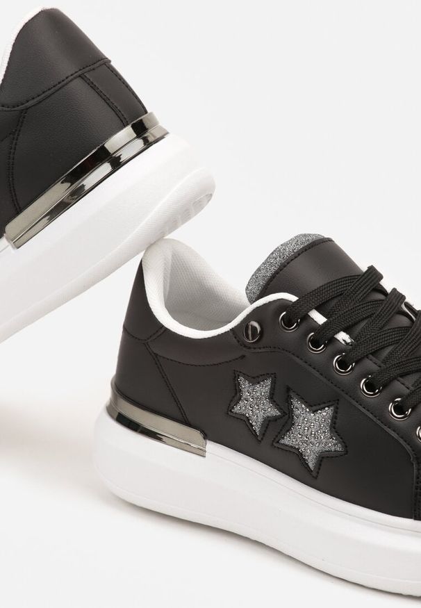 Born2be - Czarne Płaskie Sneakersy z Gwiazdkami i Metalicznymi Wstawkami Jalelia. Okazja: na spotkanie biznesowe. Nosek buta: okrągły. Kolor: czarny. Materiał: jeans. Wzór: aplikacja