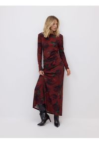 Reserved - Sukienka z nadrukiem w róże - karminowy. Kolor: czerwony. Materiał: wiskoza, tkanina. Wzór: nadruk. Typ sukienki: proste #1