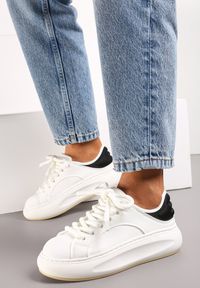 Renee - Biało-Czarne Sneakersy na Platformie Ozdobione Wypukłą Wstawką Vinelli. Nosek buta: okrągły. Zapięcie: sznurówki. Kolor: biały. Materiał: materiał. Wzór: aplikacja. Obcas: na platformie. Wysokość obcasa: niski #4