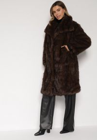Born2be - Brązowy Jednorzędowy Płaszcz Futro z Szerokim Kołnierzem Wedinalia. Okazja: do pracy, na co dzień. Typ kołnierza: golf. Kolor: brązowy. Materiał: futro. Styl: casual, elegancki #1