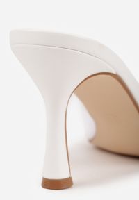 Born2be - Białe Klapki na Szpilce z Siateczkową Wyciętą Cholewką Laomesine. Nosek buta: otwarty. Kolor: biały. Materiał: skóra, materiał. Sezon: lato. Obcas: na szpilce. Styl: klasyczny. Wysokość obcasa: średni #4