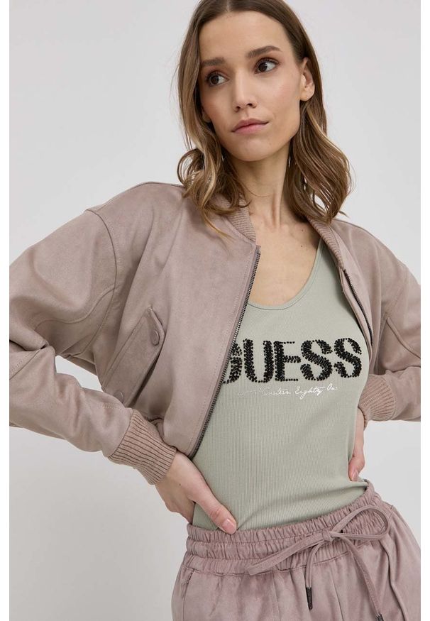 Guess kurtka bomber damski kolor beżowy przejściowa. Okazja: na co dzień. Kolor: beżowy. Materiał: materiał. Wzór: gładki. Styl: casual