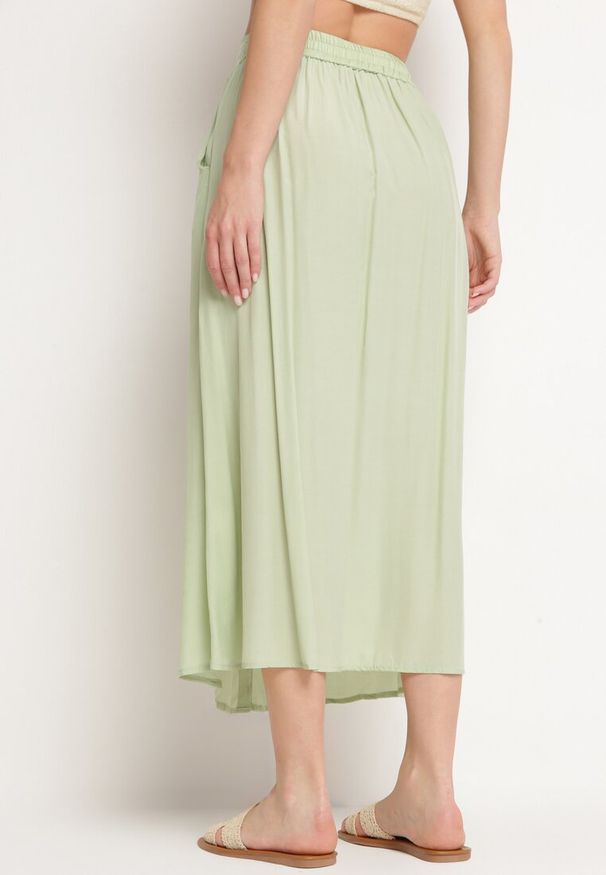 Born2be - Jasnozielona Spódnica Maxi z Guzikami i Gumką w Pasie Aurorsa. Okazja: na co dzień. Kolor: zielony. Styl: klasyczny, elegancki, casual