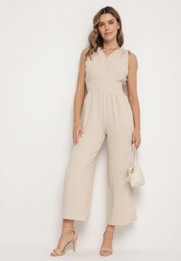 Born2be - Beżowy Kopertowy Kombinezon z Bawełną i Marszczeniami Lunirisa. Kolor: beżowy. Materiał: bawełna. Styl: elegancki #6