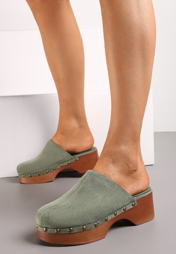 Born2be - Zielone Klapki w Typie Chodaków na Grubym Słupku z Nitami Senobis. Kolor: zielony. Sezon: lato. Obcas: na słupku. Styl: elegancki
