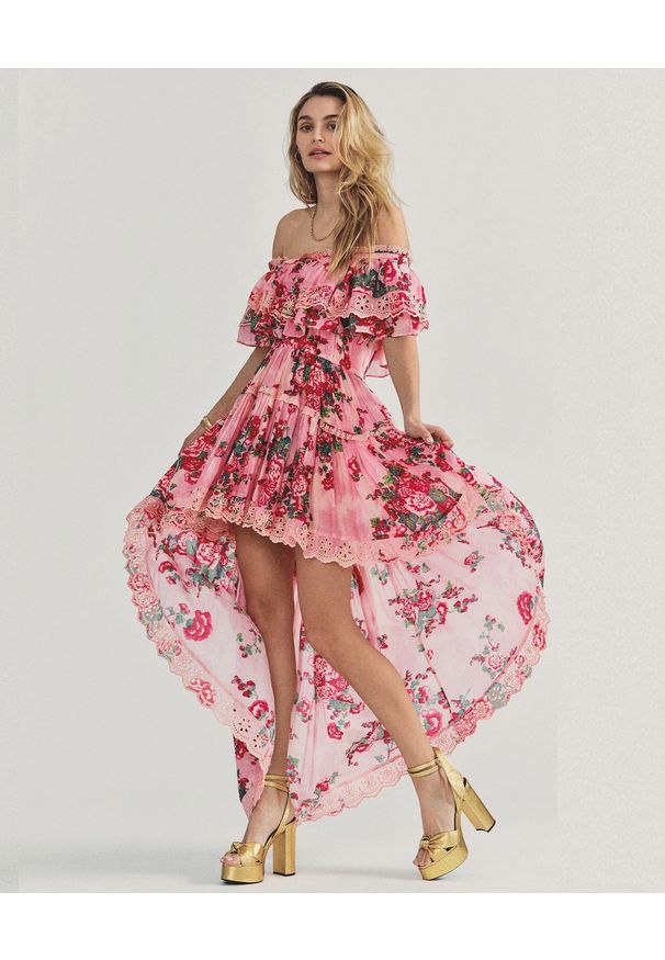 LOVE SHACK FANCY - Sukienka Weller w kwiaty. Kolor: różowy, wielokolorowy, fioletowy. Materiał: koronka. Wzór: kwiaty. Typ sukienki: asymetryczne. Długość: maxi