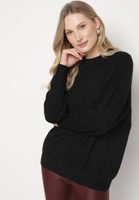Born2be - Czarny Gładki Sweter z Rękawami Typu Nietoperz Ralanevia. Okazja: do pracy, na co dzień. Kolor: czarny. Wzór: gładki. Styl: casual #3