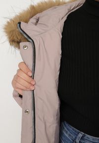 Born2be - Ciemnobeżowa Pikowana Kurtka z Kapturem z Futerkiem Ruvite. Typ kołnierza: kaptur. Kolekcja: plus size. Kolor: beżowy. Materiał: futro #3