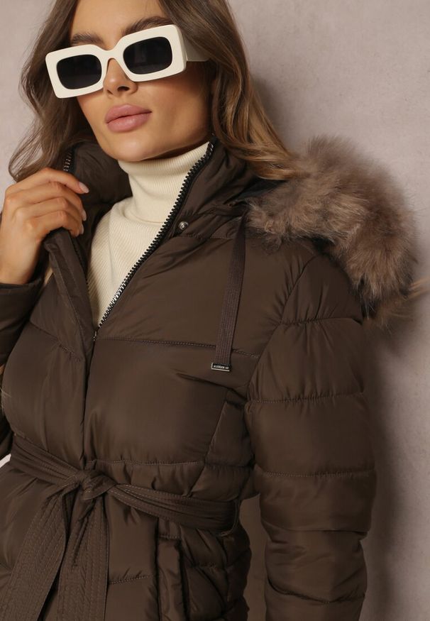 Renee - Brązowa Kurtka Pikowana z Paskiem Delione. Kolor: brązowy. Materiał: jeans, materiał, futro. Długość rękawa: długi rękaw. Długość: długie. Wzór: gładki, jednolity