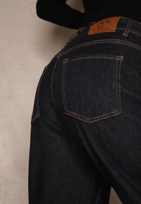 Renee - Granatowe Szerokie Jeansy z Bawełną High Waist Ozdobione Kieszeniami Lalla. Stan: podwyższony. Kolor: niebieski. Wzór: aplikacja. Styl: elegancki #5