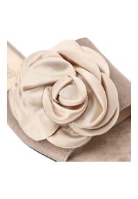 Klapki damskie Vinceza, cholewka ze skóry naturalnej zamszowej wsuwany fason, beżowe, 66947. Okazja: na co dzień. Kolor: beżowy. Materiał: skóra, zamsz. Wzór: aplikacja, kwiaty. Sezon: lato. Obcas: na obcasie. Styl: casual. Wysokość obcasa: niski #6