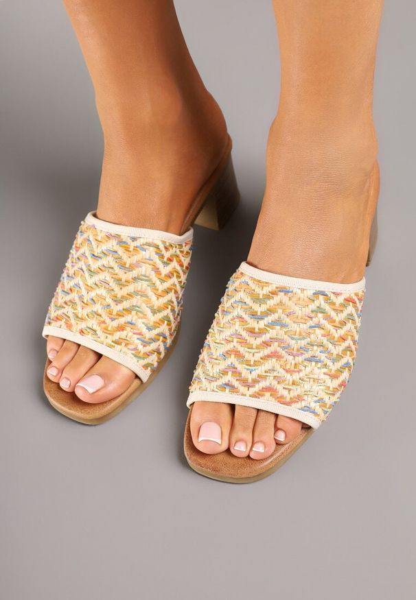 Renee - Beżowe Klapki na Słupku z Geometrycznym Wzorem Florreia. Okazja: na co dzień. Kolor: beżowy. Wzór: geometria. Obcas: na słupku. Styl: casual, elegancki. Wysokość obcasa: średni