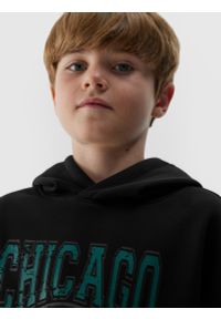 4f - Bluza dresowa nierozpinana z kapturem chłopięca. Okazja: na co dzień. Typ kołnierza: kaptur. Kolor: czarny. Materiał: dresówka. Długość rękawa: długi rękaw. Długość: długie. Wzór: napisy, nadruk. Sezon: lato. Styl: casual #2
