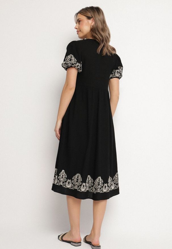 Born2be - Czarna Bawełniana Sukienka Boho o Rozkloszowanym Kroju Zdobiona Haftem Lannivra. Okazja: na co dzień, na imprezę. Typ kołnierza: dekolt w kształcie V. Kolor: czarny. Materiał: bawełna. Wzór: aplikacja, haft. Sezon: lato. Typ sukienki: rozkloszowane. Styl: boho