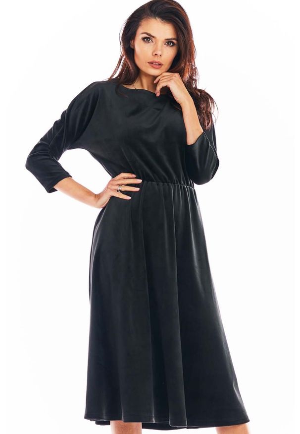 Awama - Czarna Rozkloszowana Midi Sukienka z Weluru. Kolor: czarny. Materiał: welur. Długość: midi
