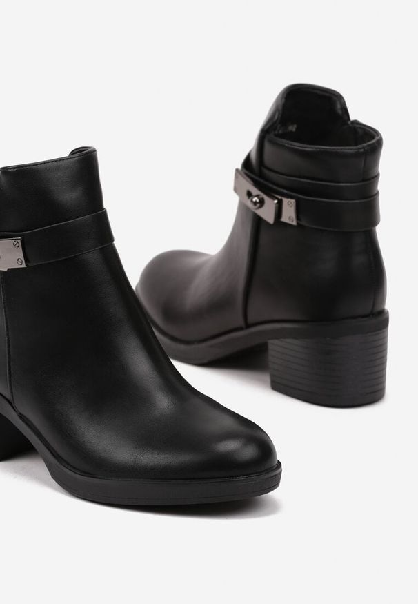 Born2be - Czarne Botki na Słupkowym Obcasie Zdobione Metalową Aplikacją Realora. Okazja: na co dzień. Zapięcie: zamek. Kolor: czarny. Materiał: jeans. Wzór: aplikacja. Obcas: na obcasie. Styl: wizytowy, casual, elegancki. Wysokość obcasa: średni
