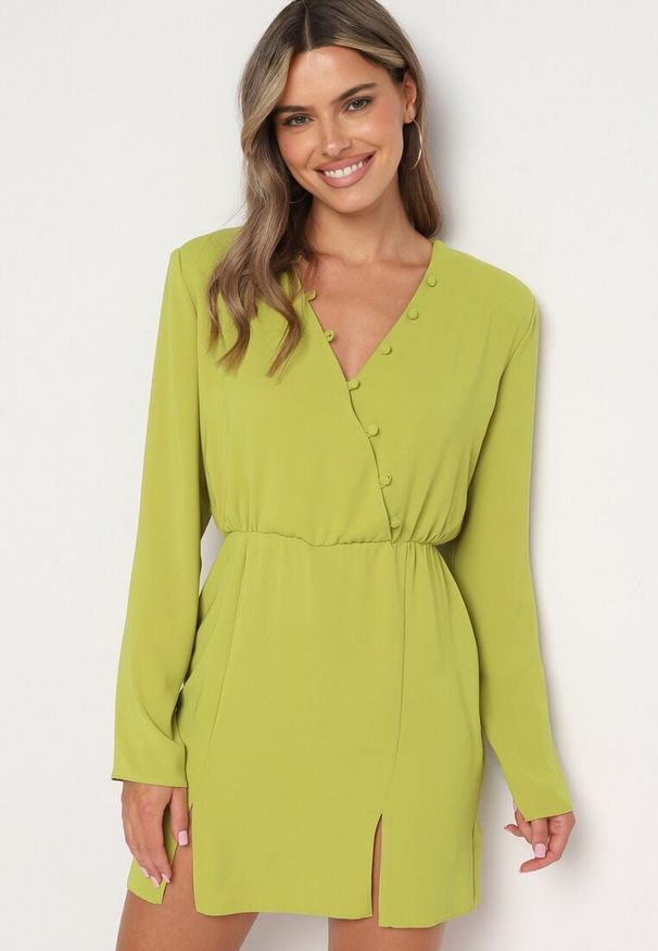 Born2be - Jasnozielona Dopasowana Sukienka z Gumką w Pasie Zapinana na Guziki Dimma. Okazja: na co dzień. Kolor: zielony. Długość rękawa: długi rękaw. Styl: wizytowy, casual