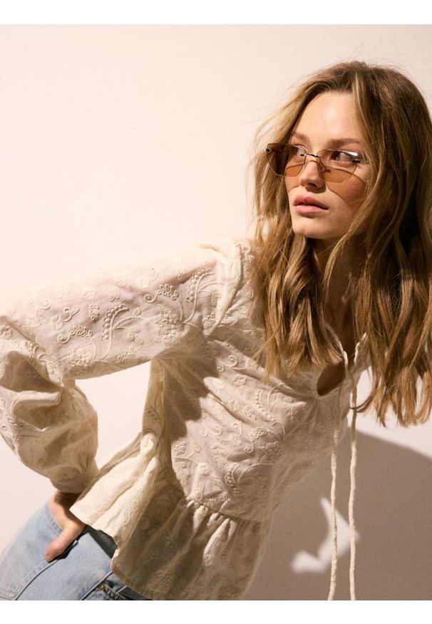 Reserved - Bawełniana bluzka z haftem - kremowy. Kolor: kremowy. Materiał: bawełna. Wzór: haft