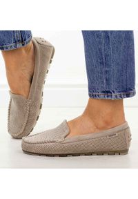 POTOCKI - Khaki ażurowe zamszowe mokasyny damskie Potocki 09301. Okazja: na co dzień. Kolor: brązowy. Materiał: zamsz. Szerokość cholewki: normalna. Wzór: ażurowy. Sezon: wiosna, jesień, lato. Styl: casual, elegancki #1